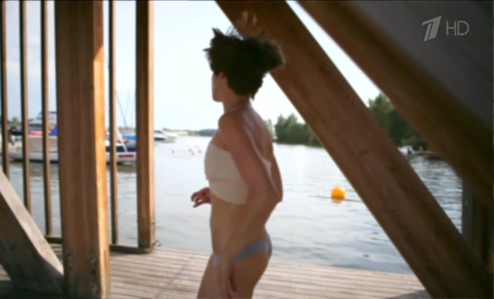 Olga Lerman dans un maillot de bain de la série Handsome