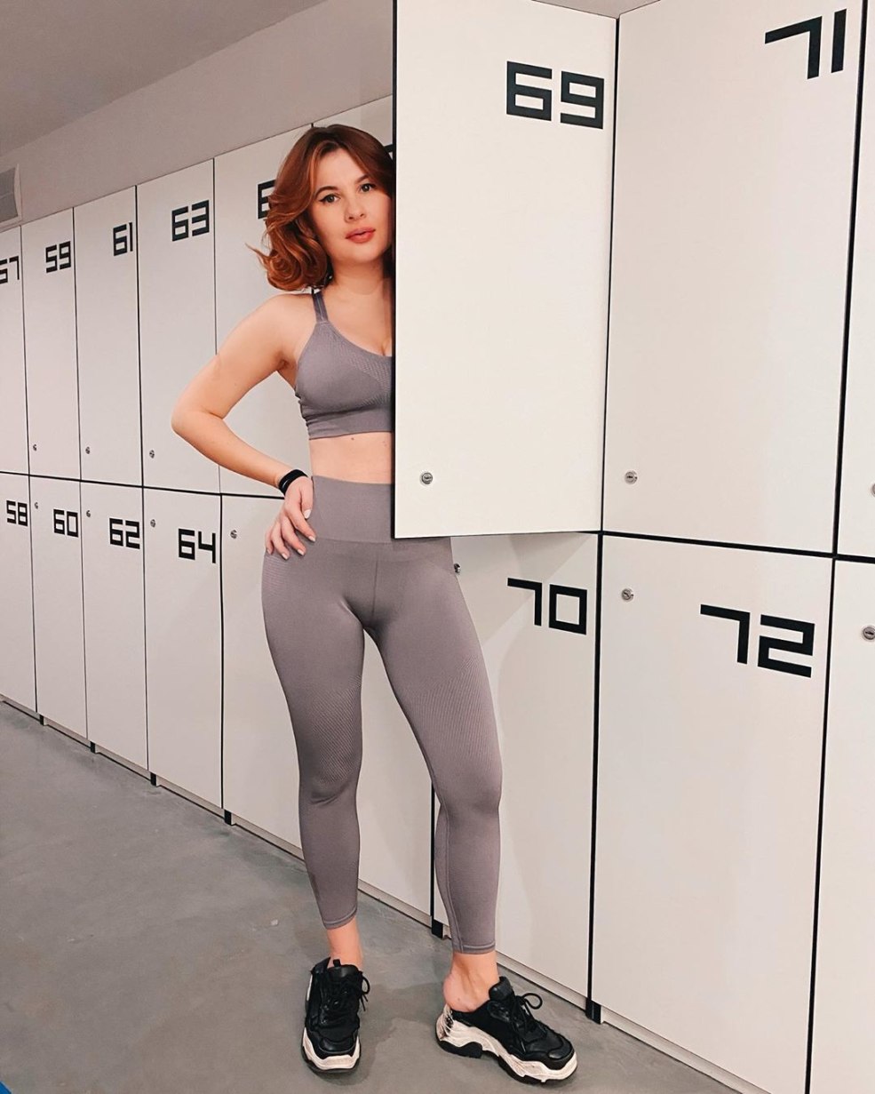 Cat Anna Tsukova en sous-vêtements