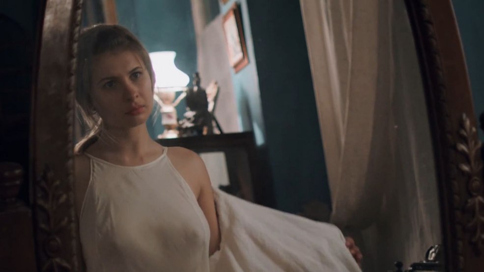 Anna Tsukanova dans un maillot de bain du film Vacation présidentiel