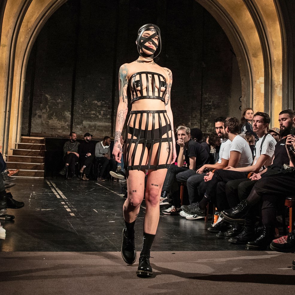 Nu artistique avec des mannequins