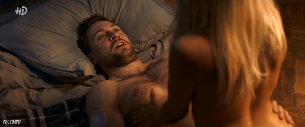 Les amoureux vont le long du chemin