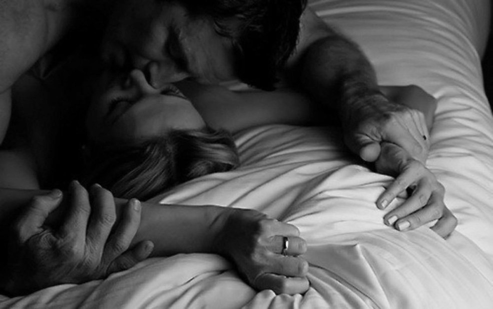 Bisous passionnés au lit