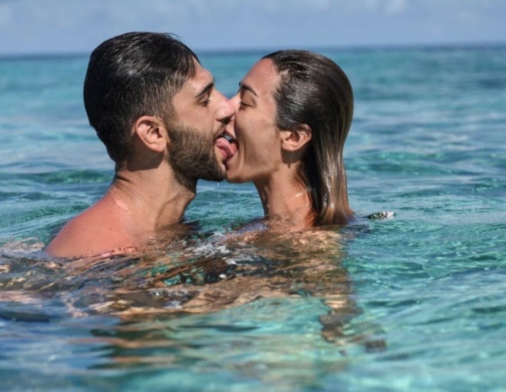 L'homme et la femme reniflent