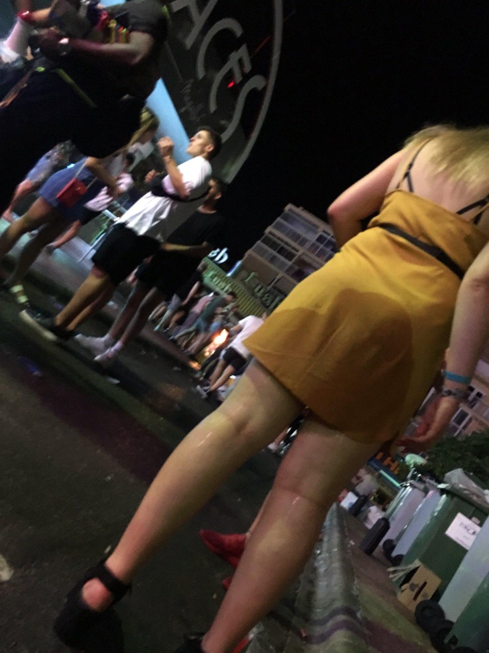 La blonde a sucé en public