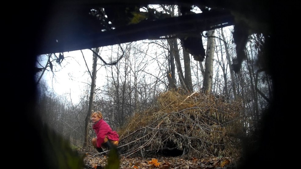 Les femmes sont suspendues dans des buissons proches