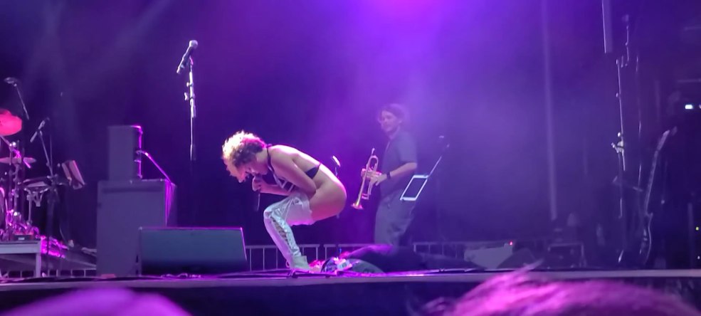 Sophia urista pisse sur fan