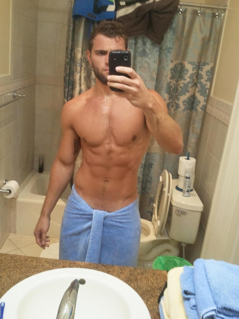 Selfie pour hommes dans la salle de bain