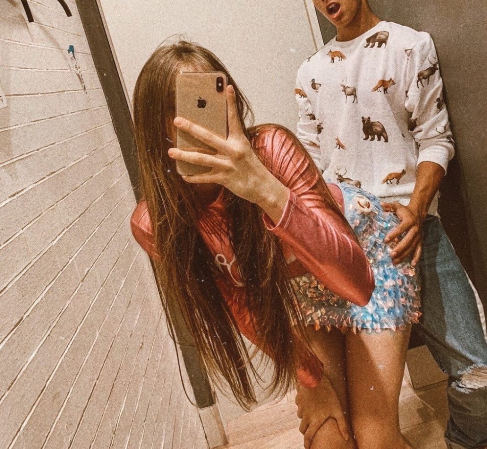 Un gars avec une fille dans la salle d'ajustement