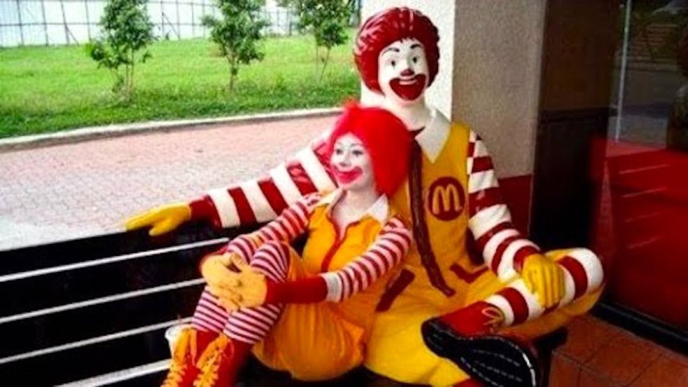 Fille clown avec de gros seins