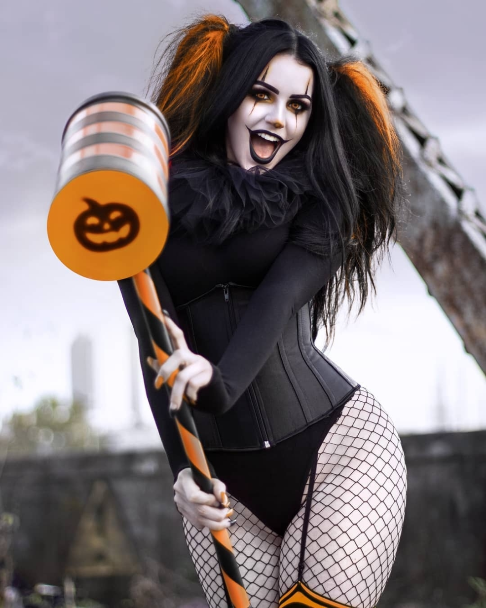 Harley Quinn dans le costume de Harlequin