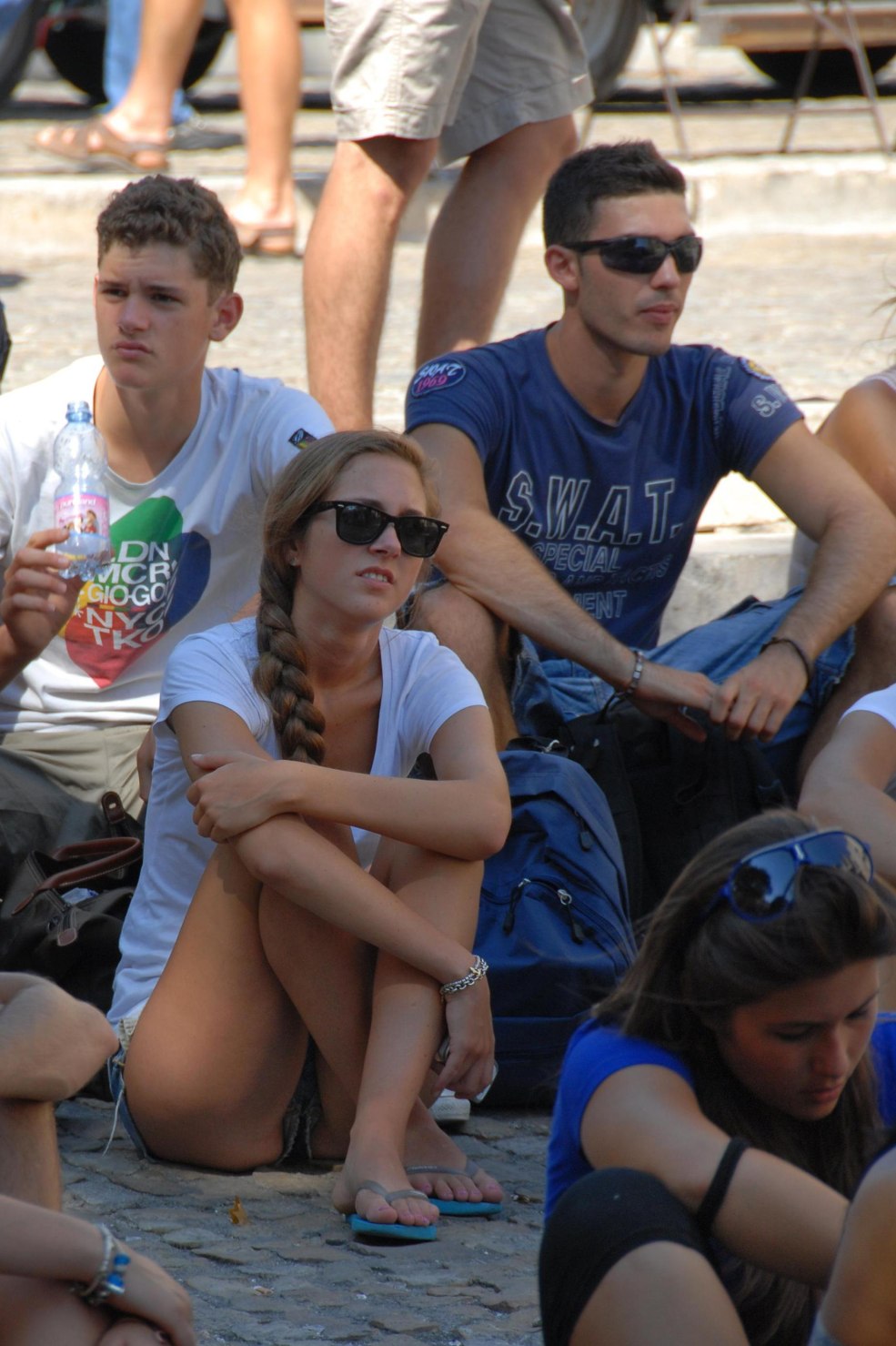 La fille s'est allumée sur le marché