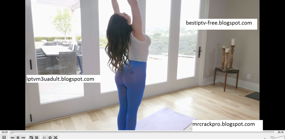 Lana Ruds en leggings bleus