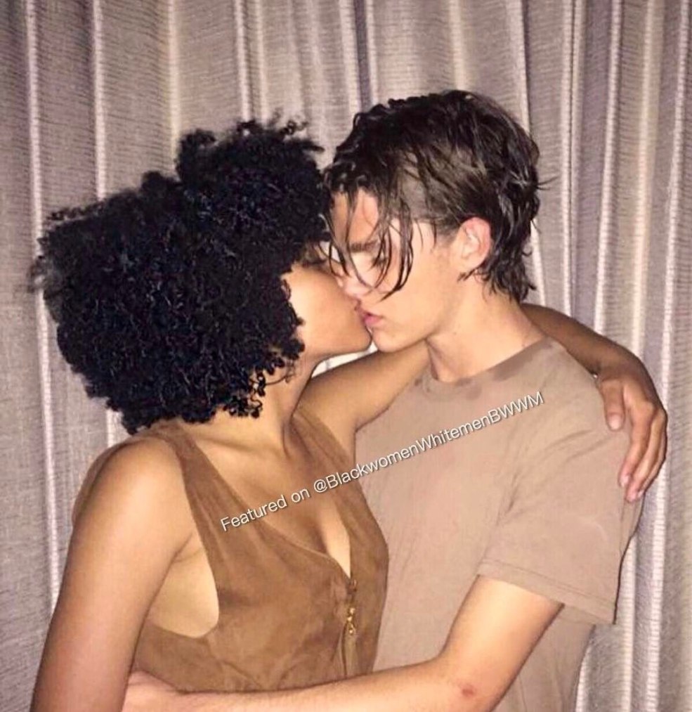 Amandla Stanberg avec un gars