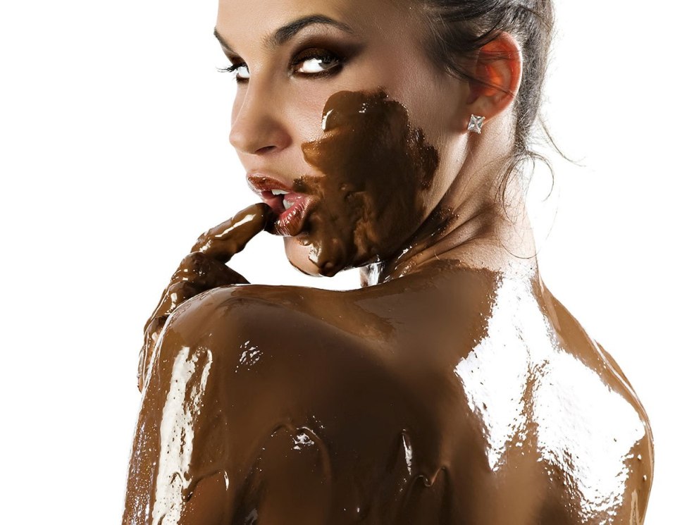 La fille recouverte de chocolat