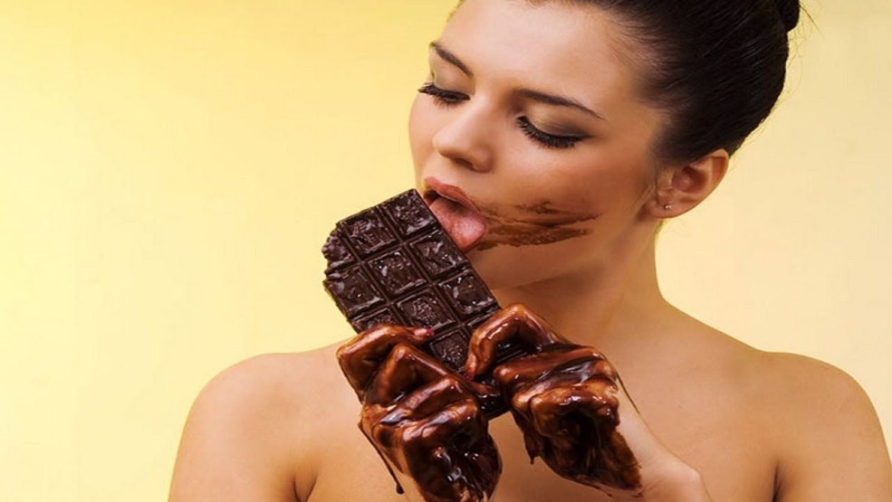 La fille mange du chocolat