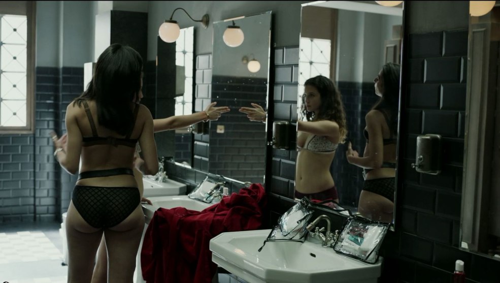 Femmes adultes en rétro