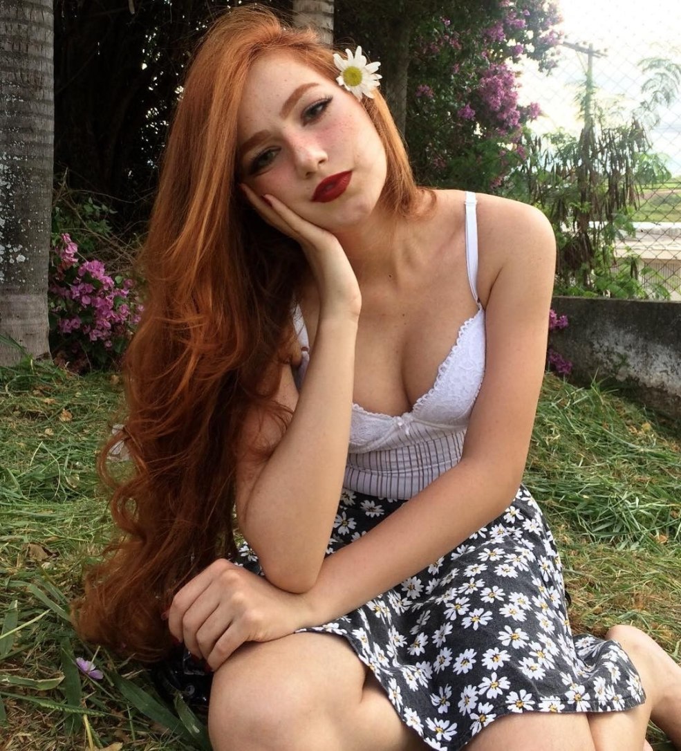 Belles filles rouges à l'arrière