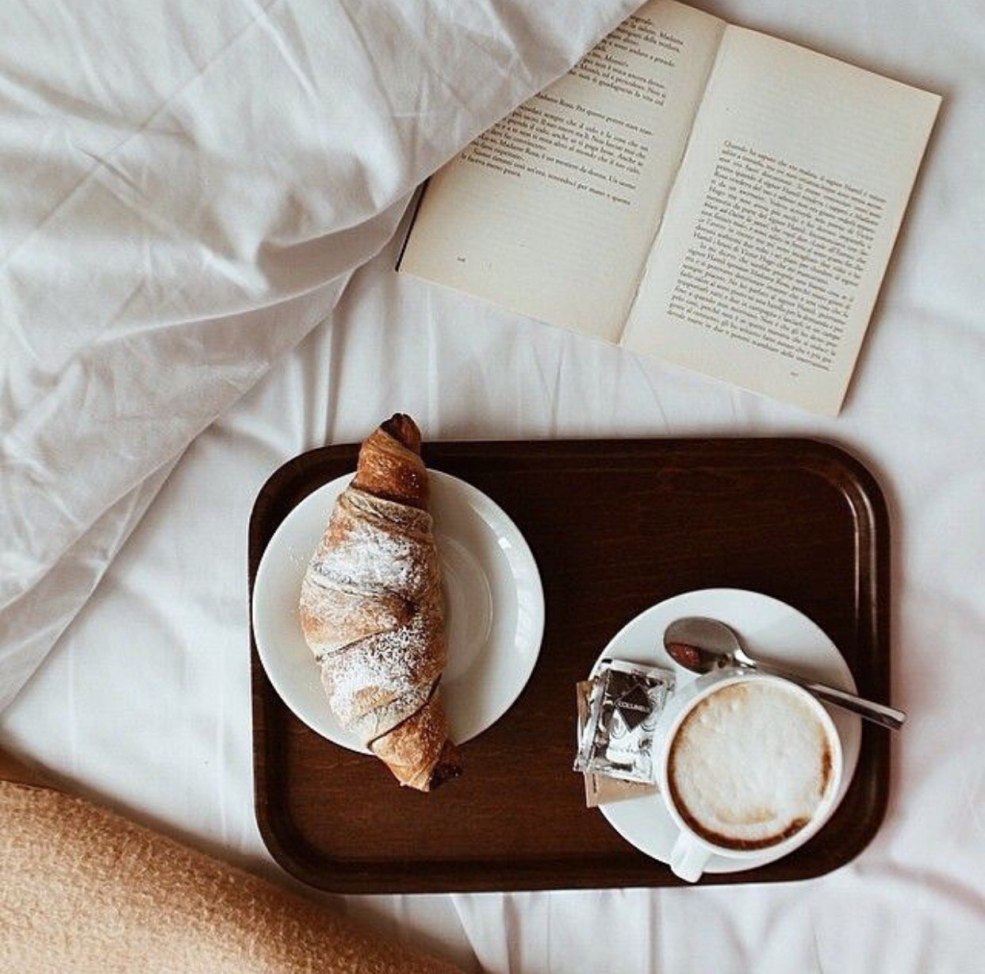 Fille anime avec de la nourriture