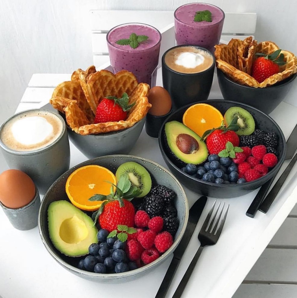 Petit déjeuner au lit avec une pipe