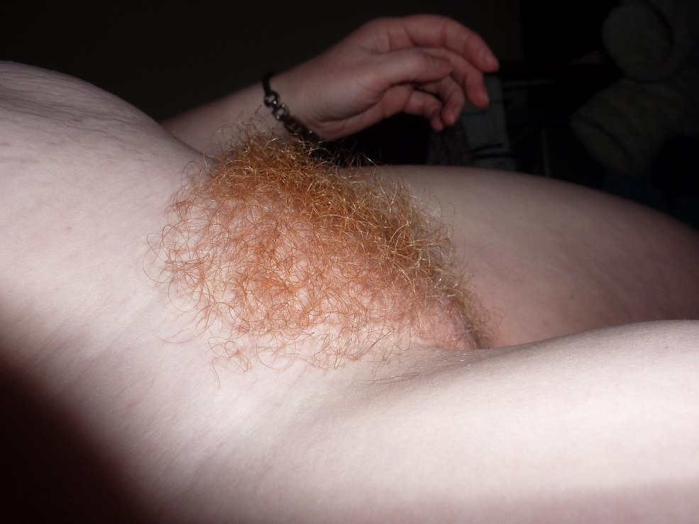 Cheveux blonds sur les pubis femelles