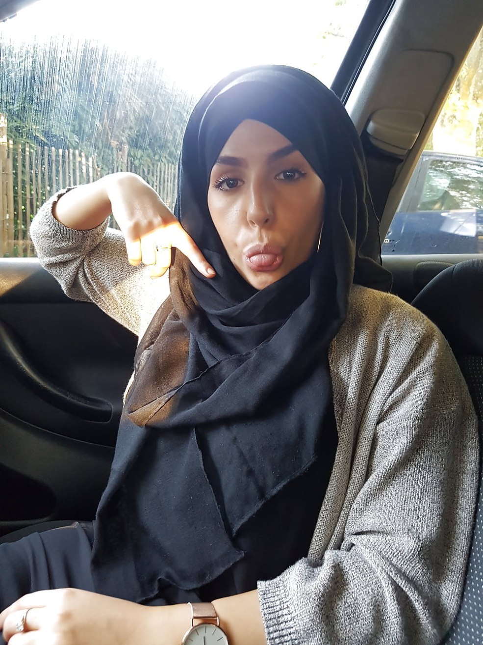 Hijab selfie indonésien gros seins