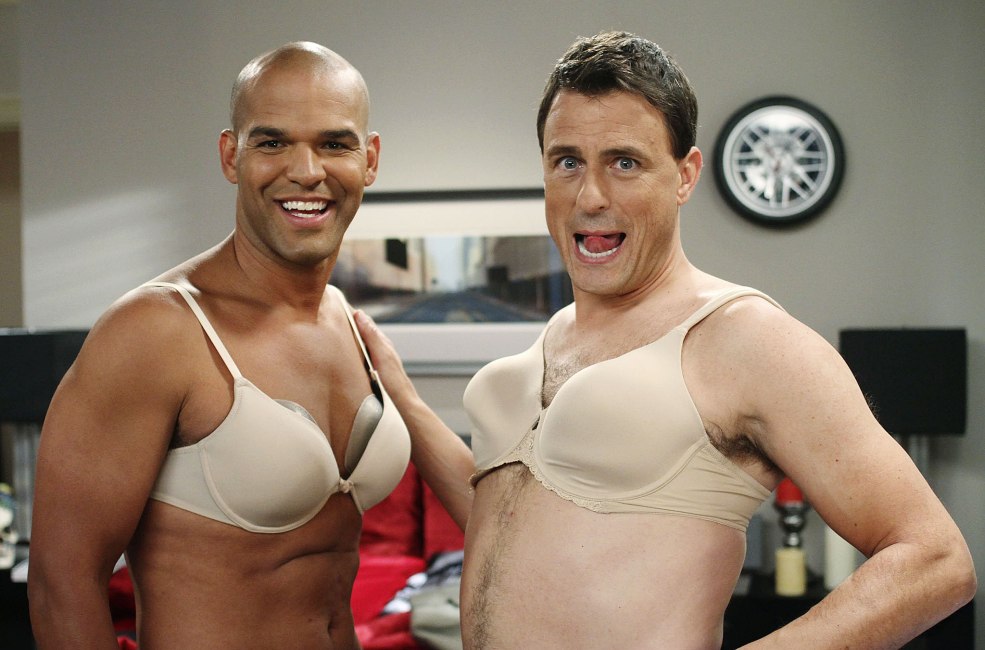 Hommes en soutien-gorge