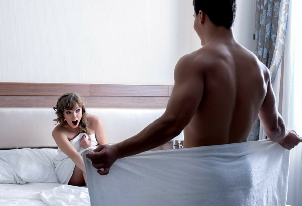 Un homme déshabille une femme