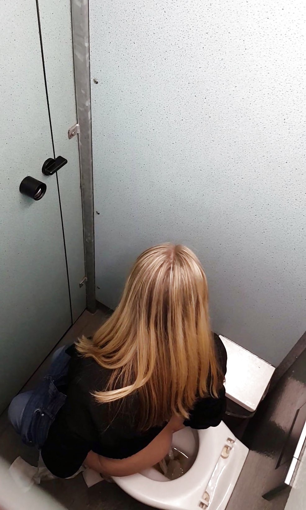 Les toilettes matures sucent pour la coercition