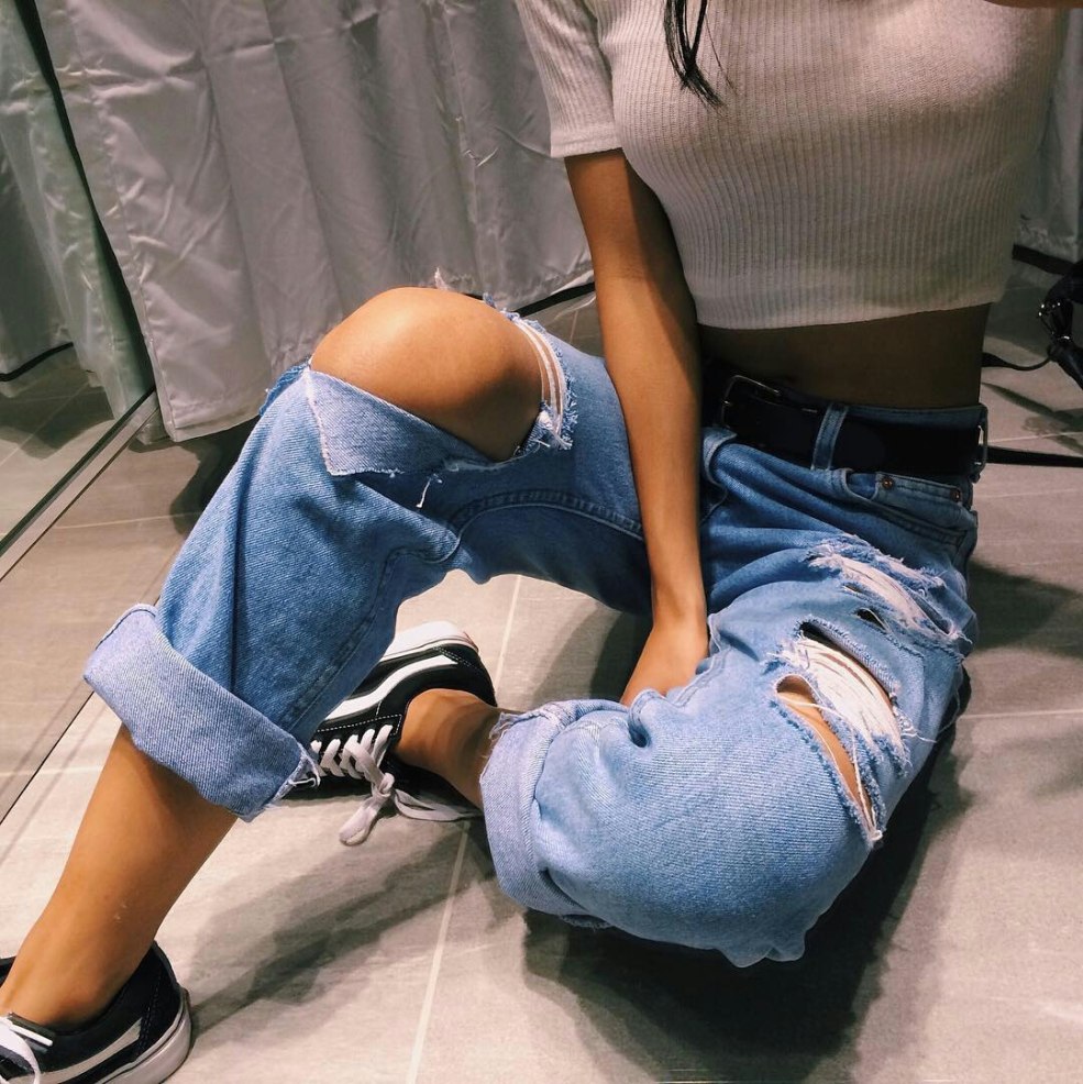 Fille en jean sans visage
