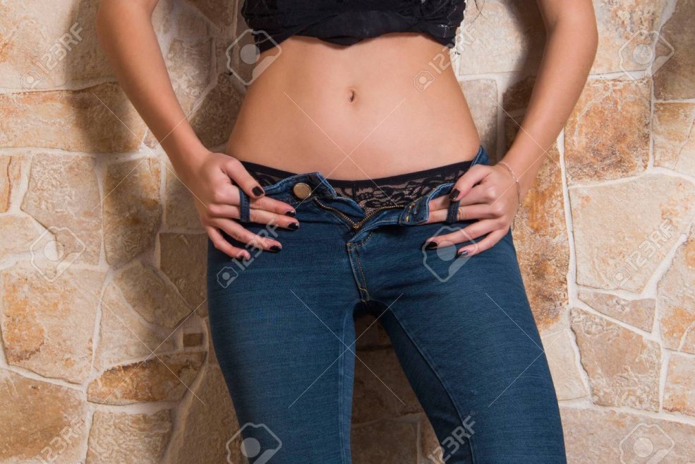 Fille en jean bleu se déshabille