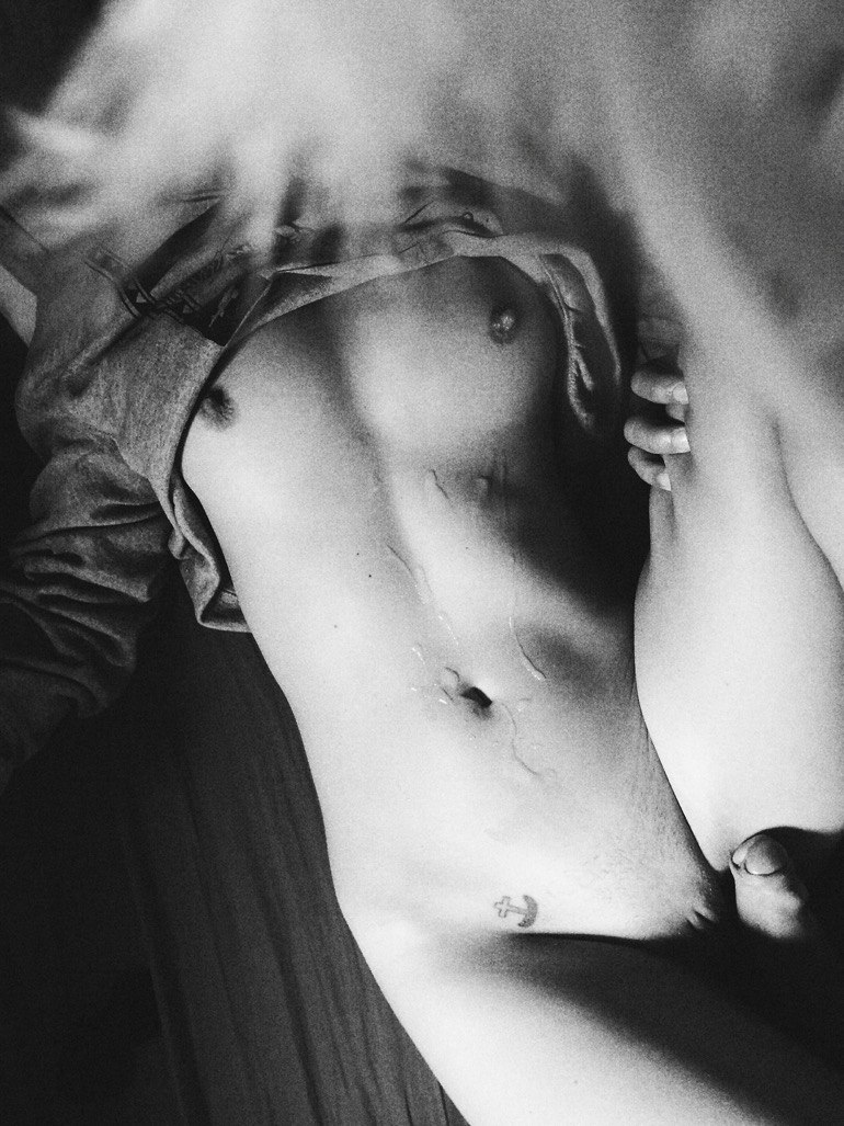 Les bas déchirés dans une forme de passion nue