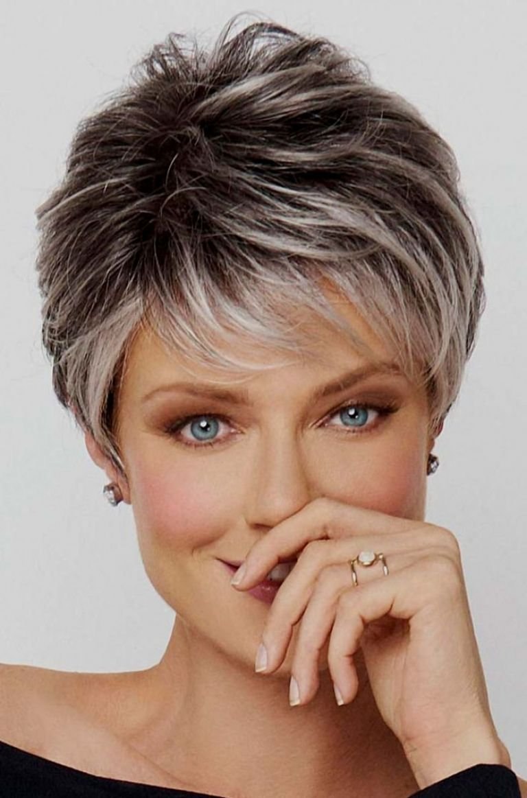 Coupe de cheveux Bob-Garson pour les cheveux moyens pour les femmes de plus de 50 ans