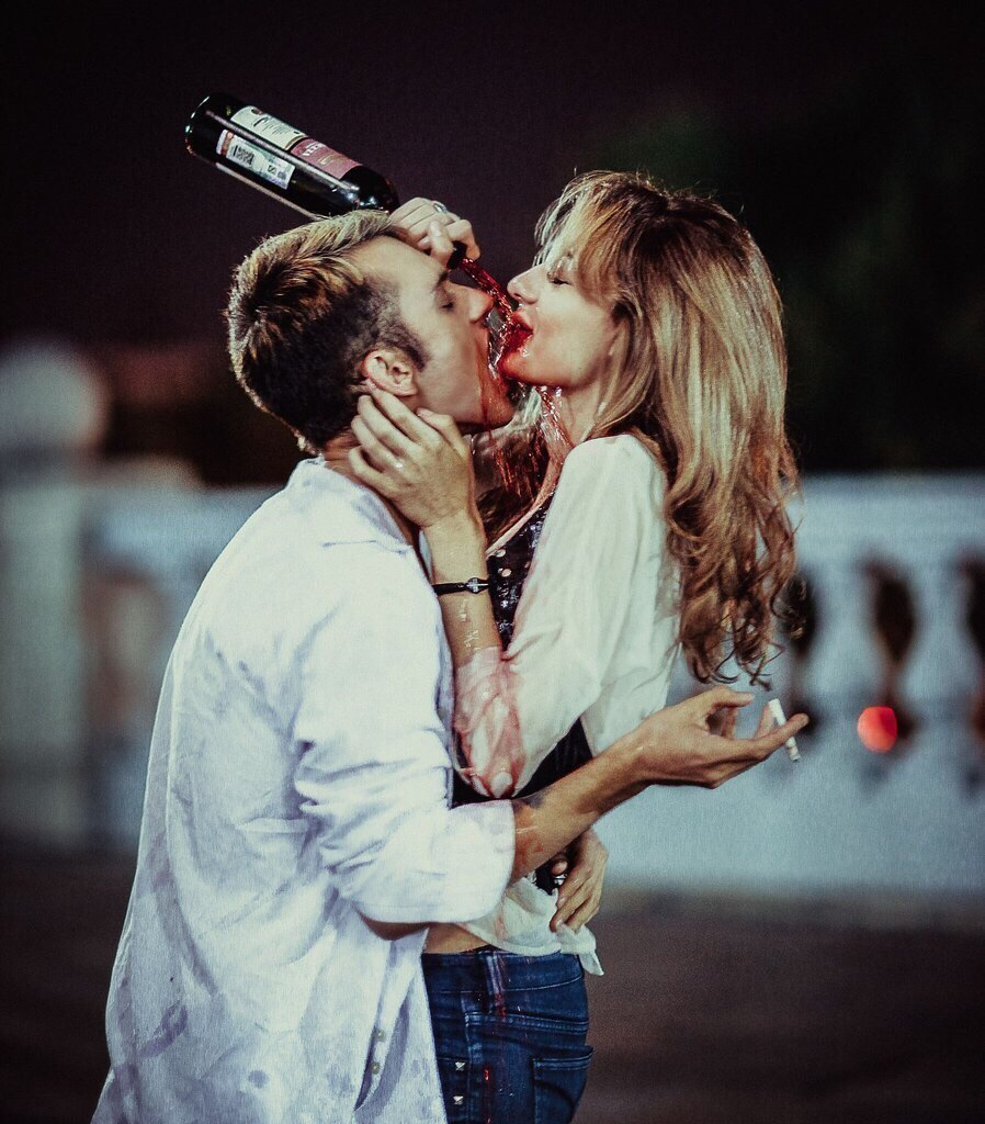 Tom Felton et Emma Watson s'embrassent avec du vin