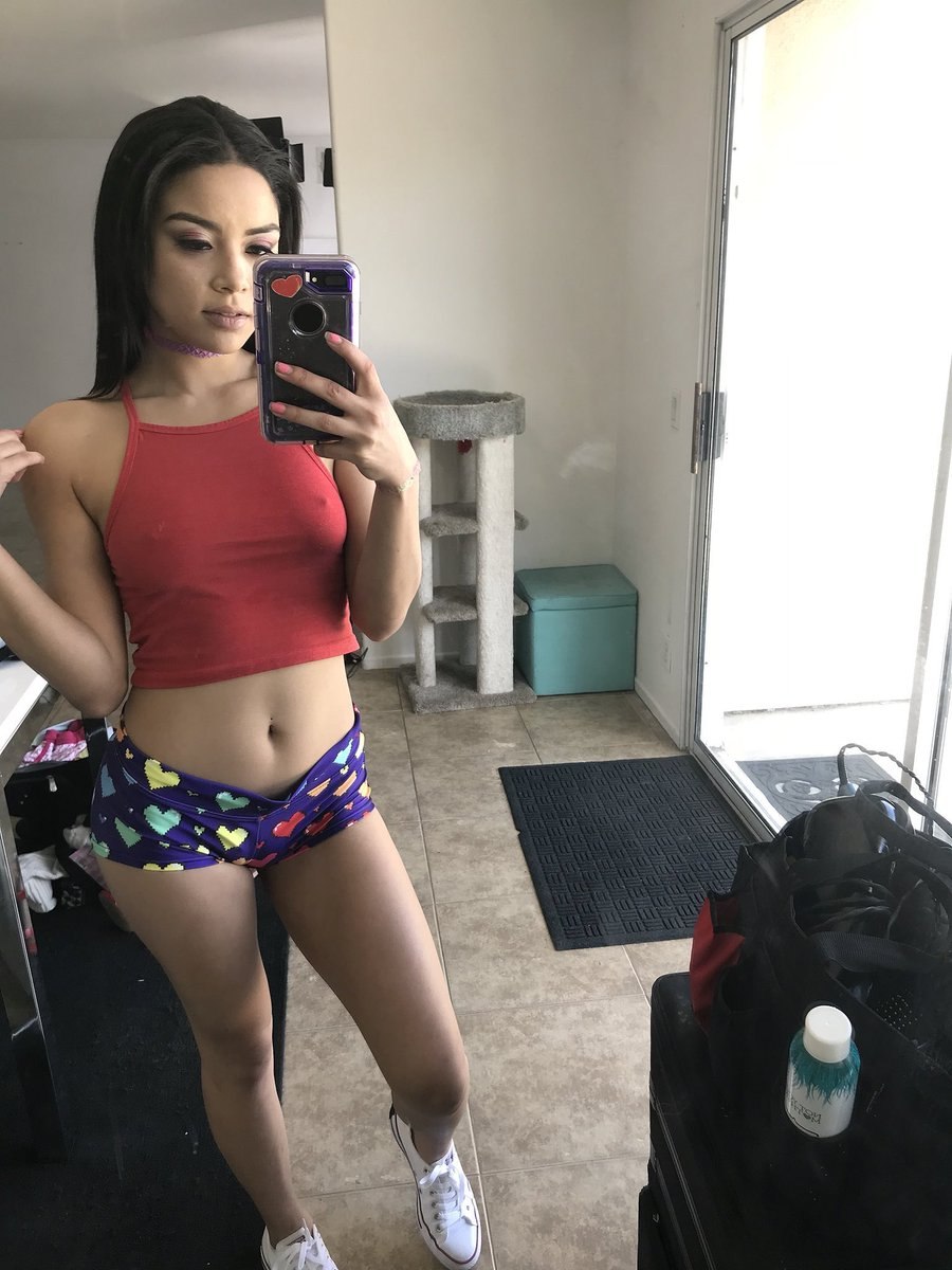 Maya Bijou selfie