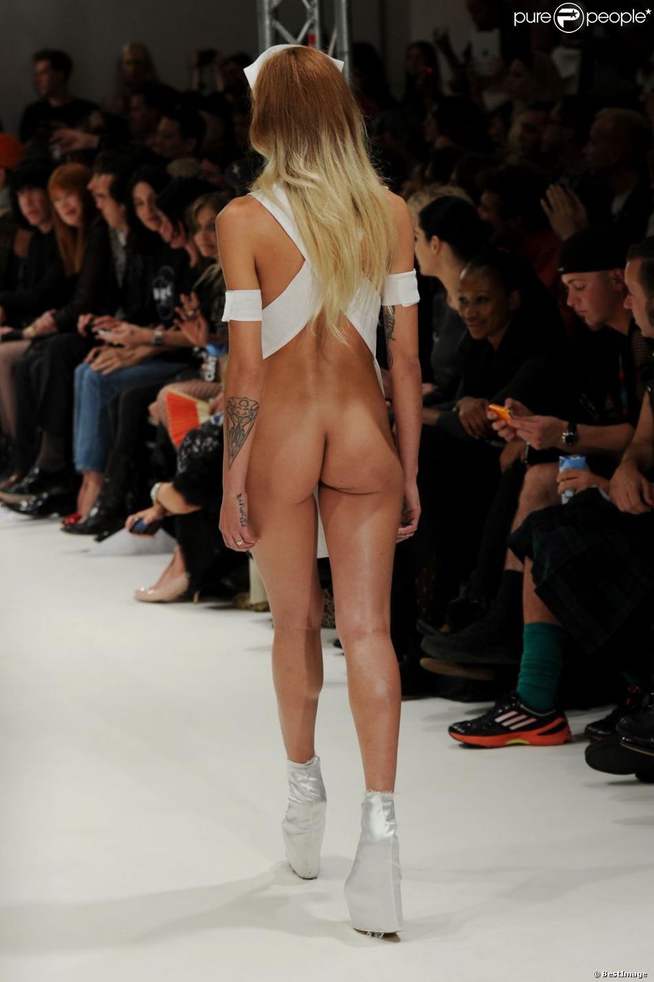 Beaucoup de femmes nues sur le podium