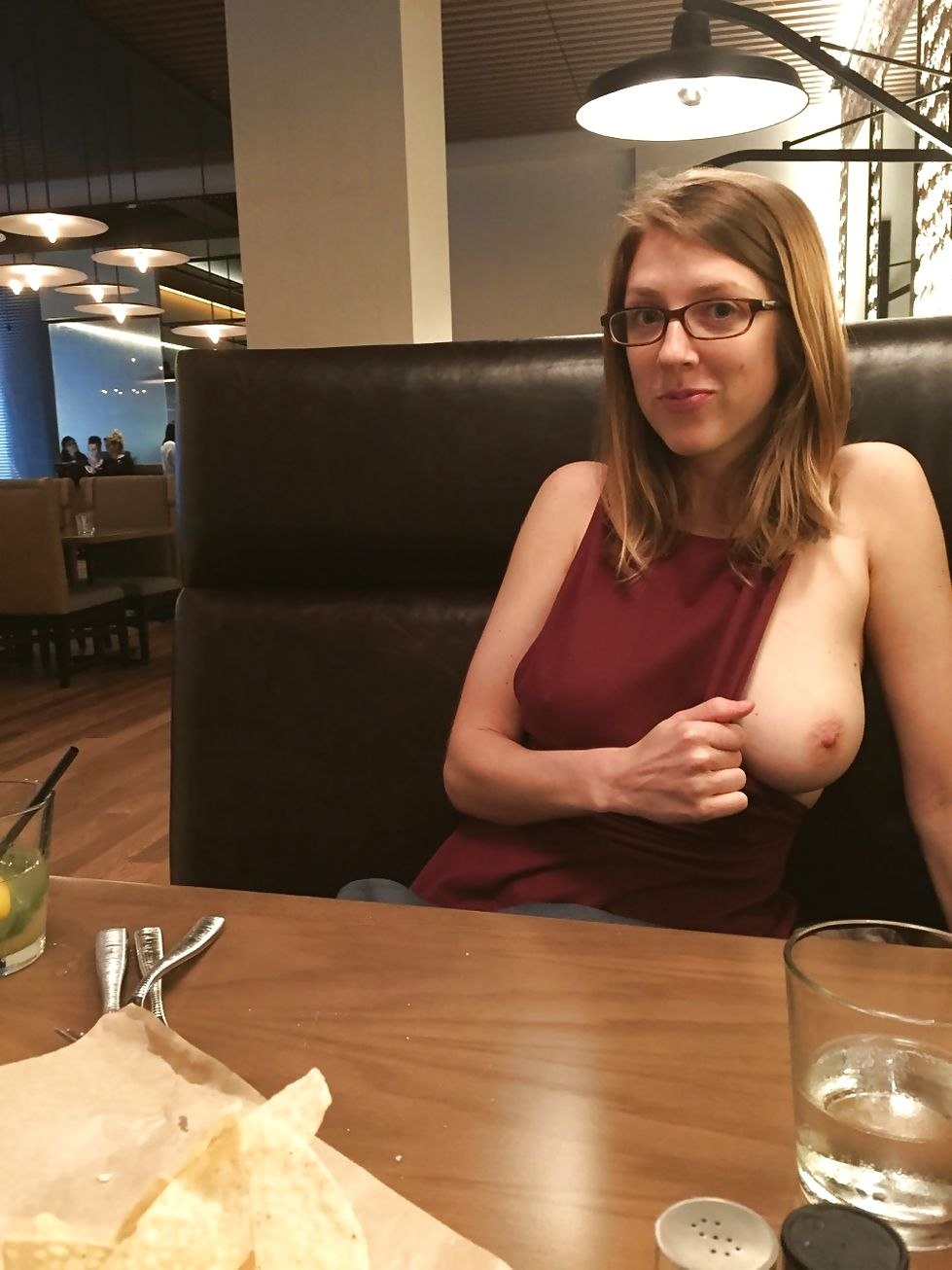 Femmes nues avec des seins naturels