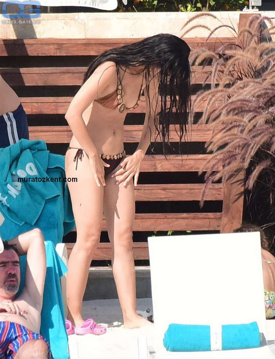 Beren s'est assis en maillot de bain