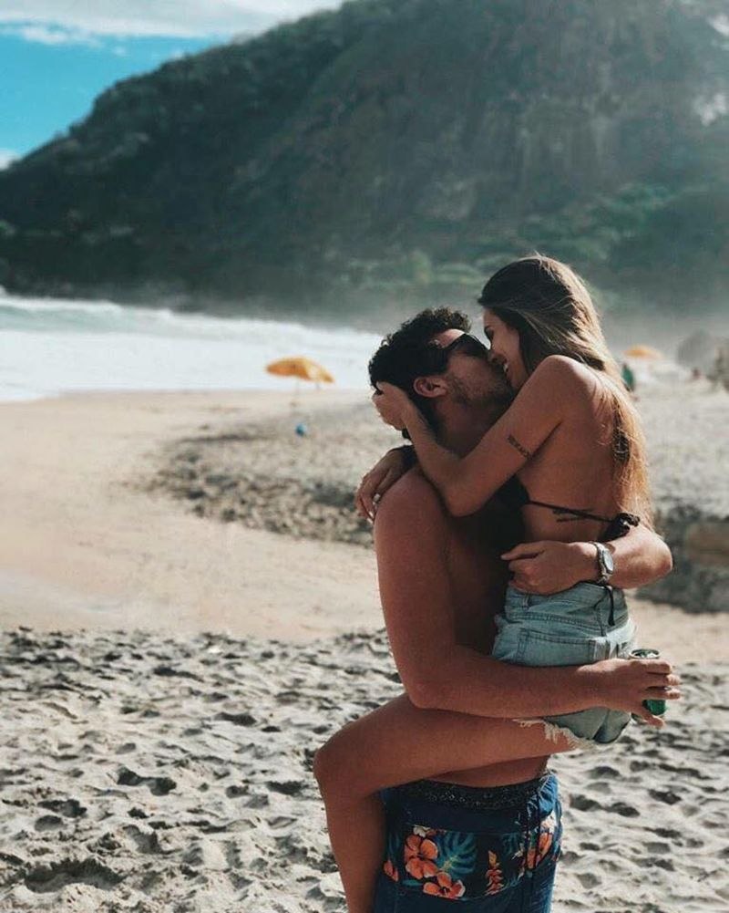 Couples nus sur la plage