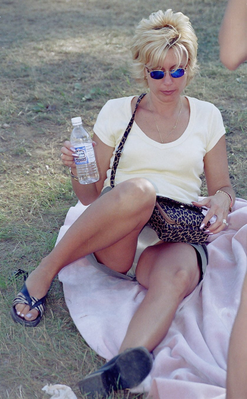 Milf sans culotte dans une voiture