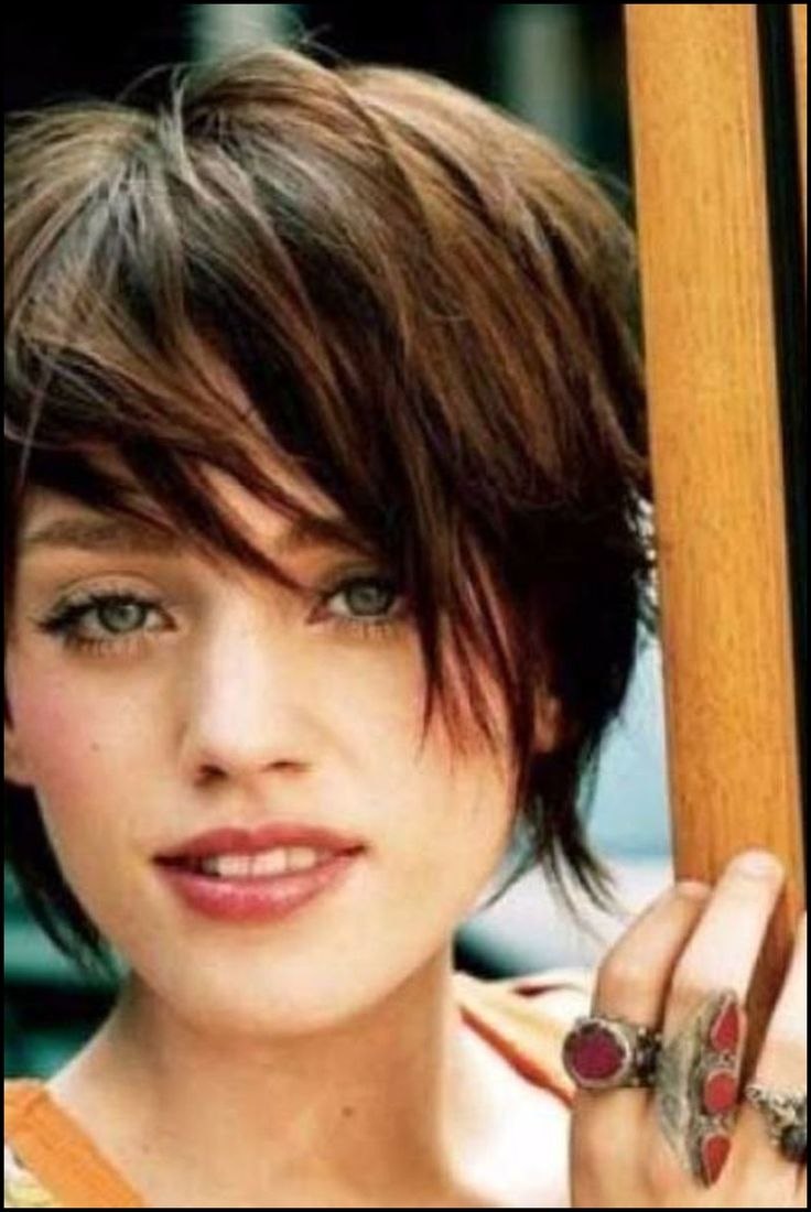 Coupe de cheveux de lutin sur les cheveux noirs