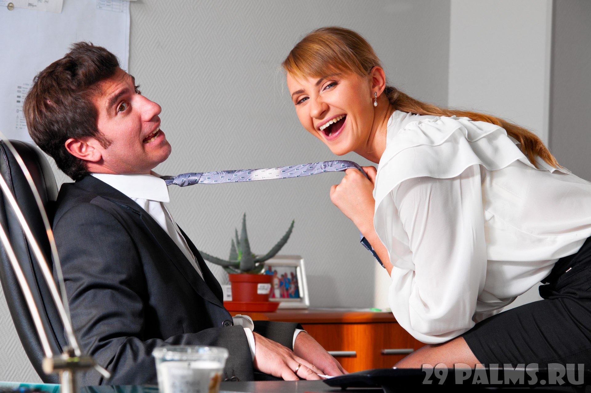 Une secretaire seituit son patron au bureau photo photo