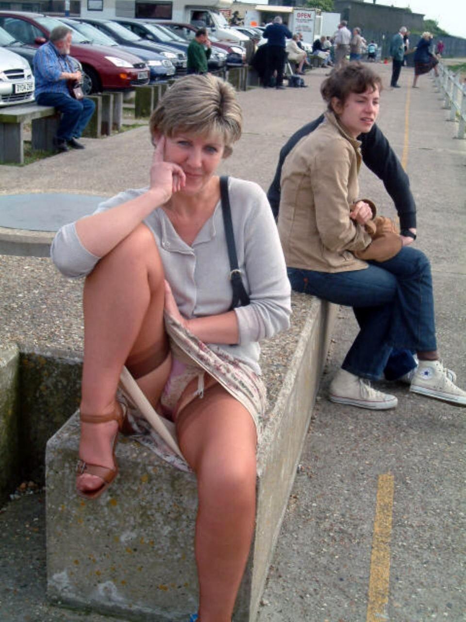 Espionné sous une jupe à la mature