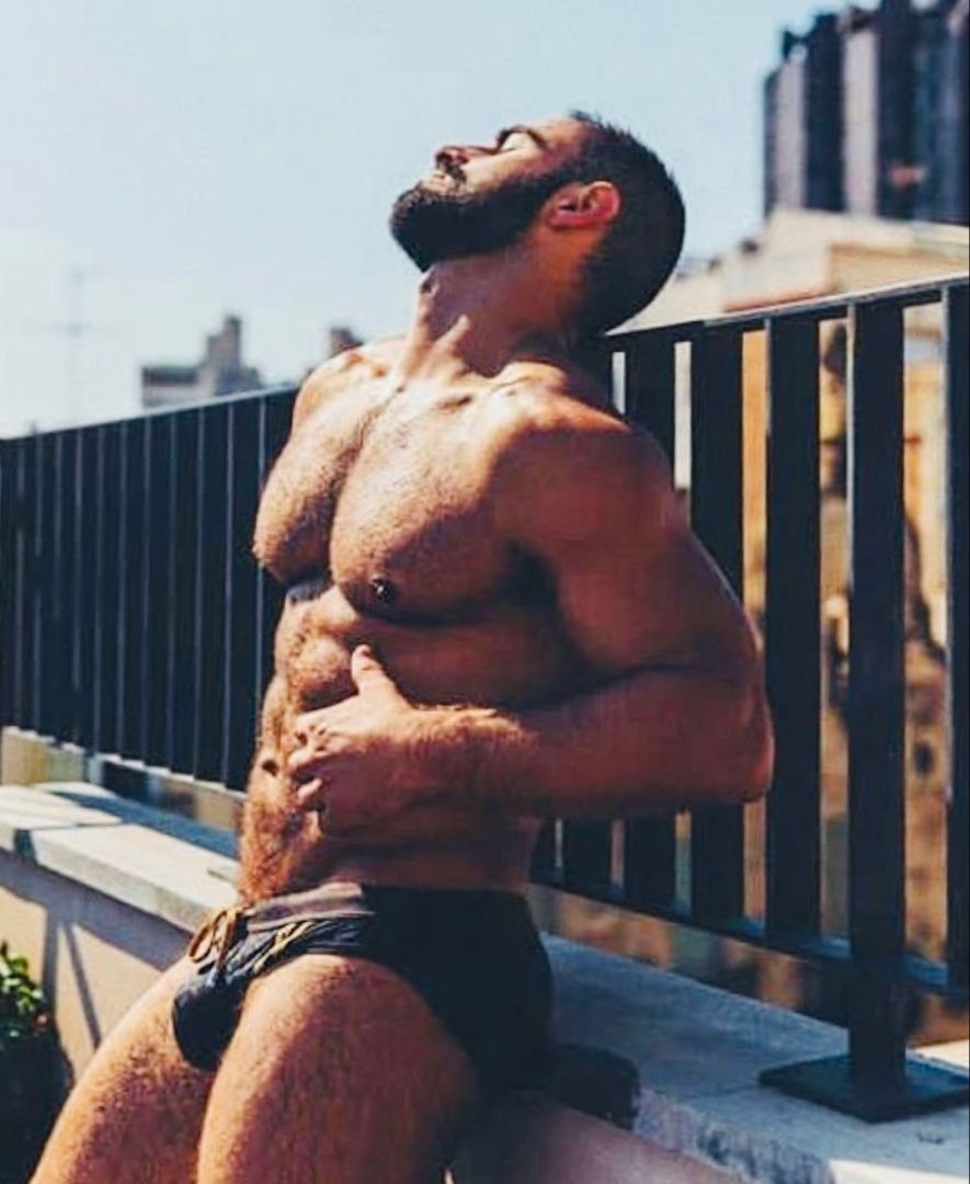 Homme brutal en short