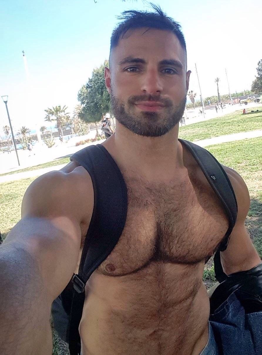 Selfie un homme avec une moustache et des cheveux sur sa poitrine