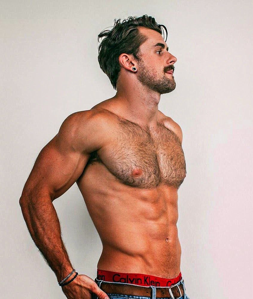 Torse des hommes avec les cheveux