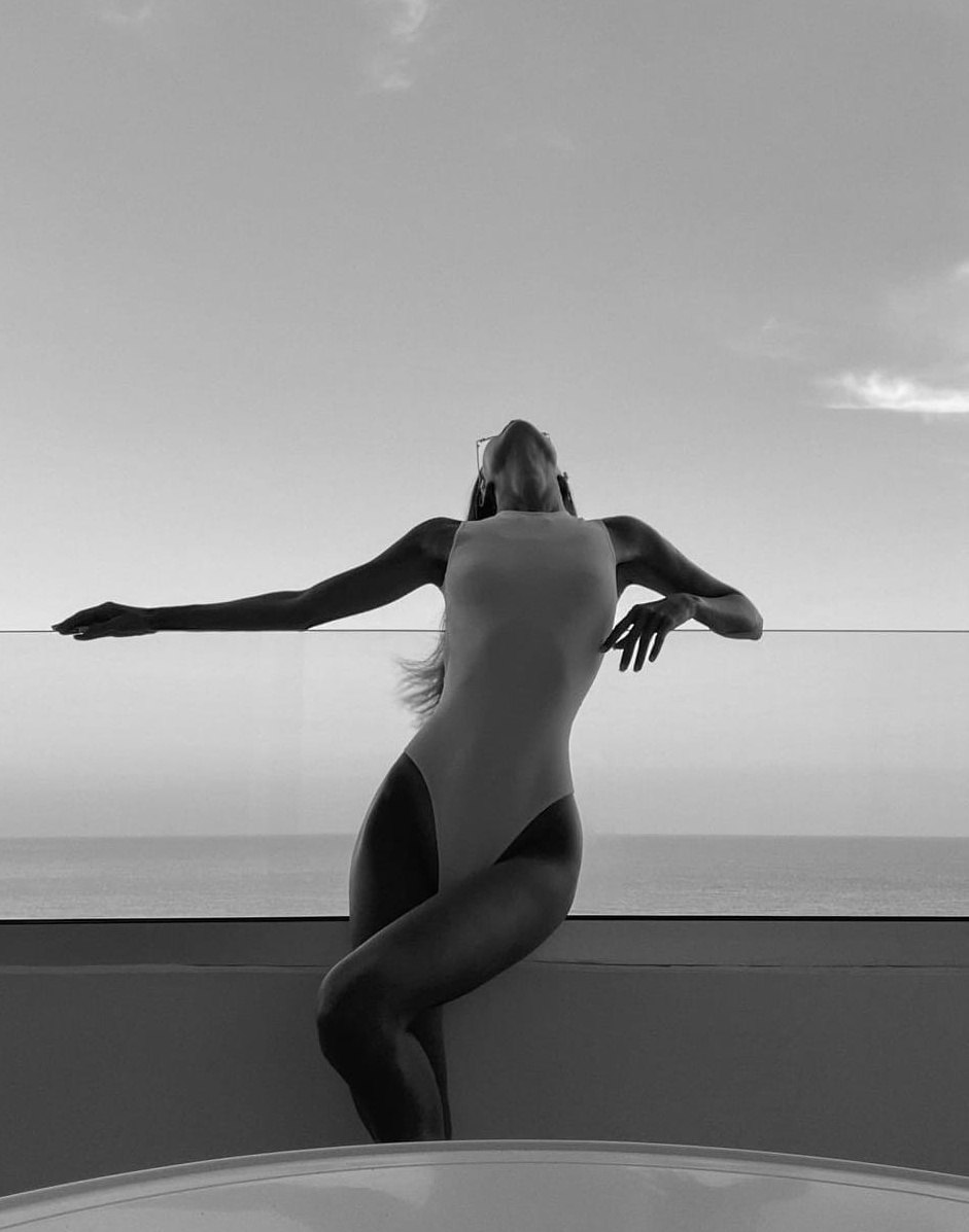 Julia Adamenko rouge nue