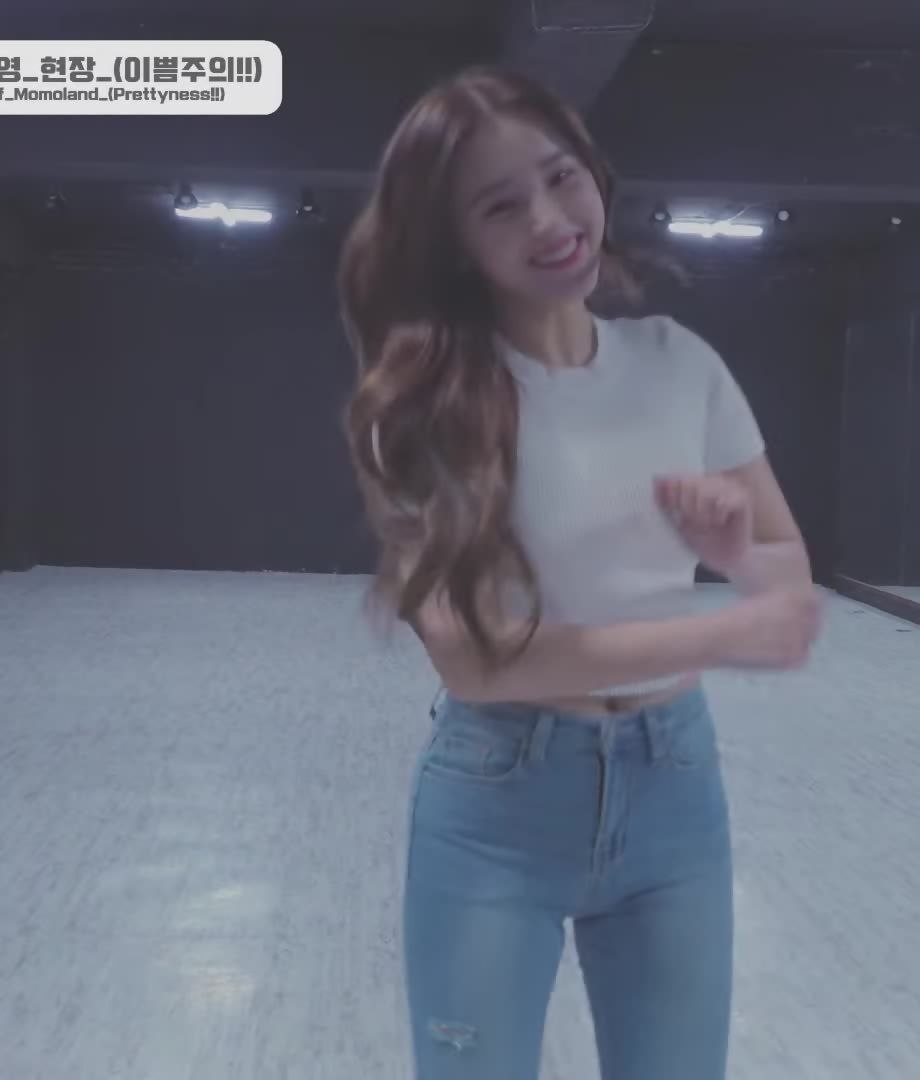Nancy Momoland Ganti Baju
