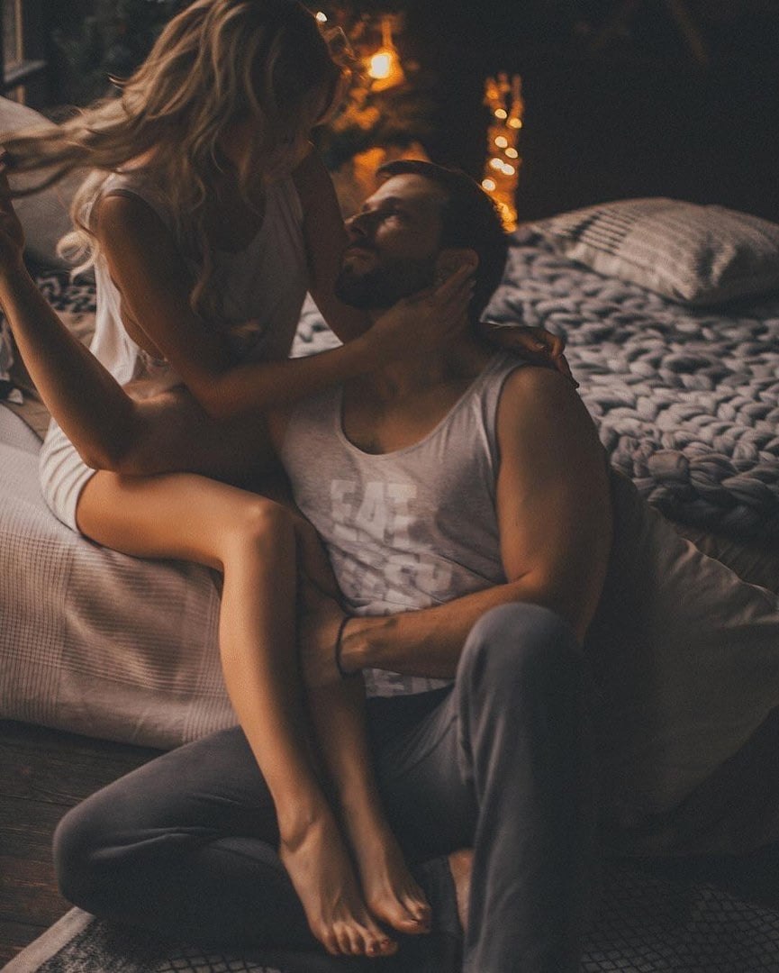 Poses romantiques au lit