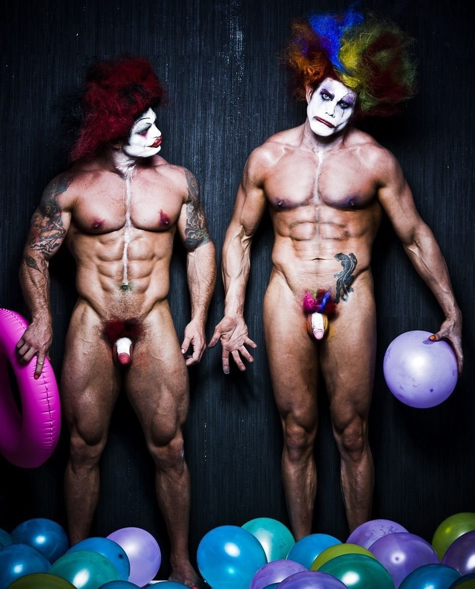 La fille a été décorée et baisée