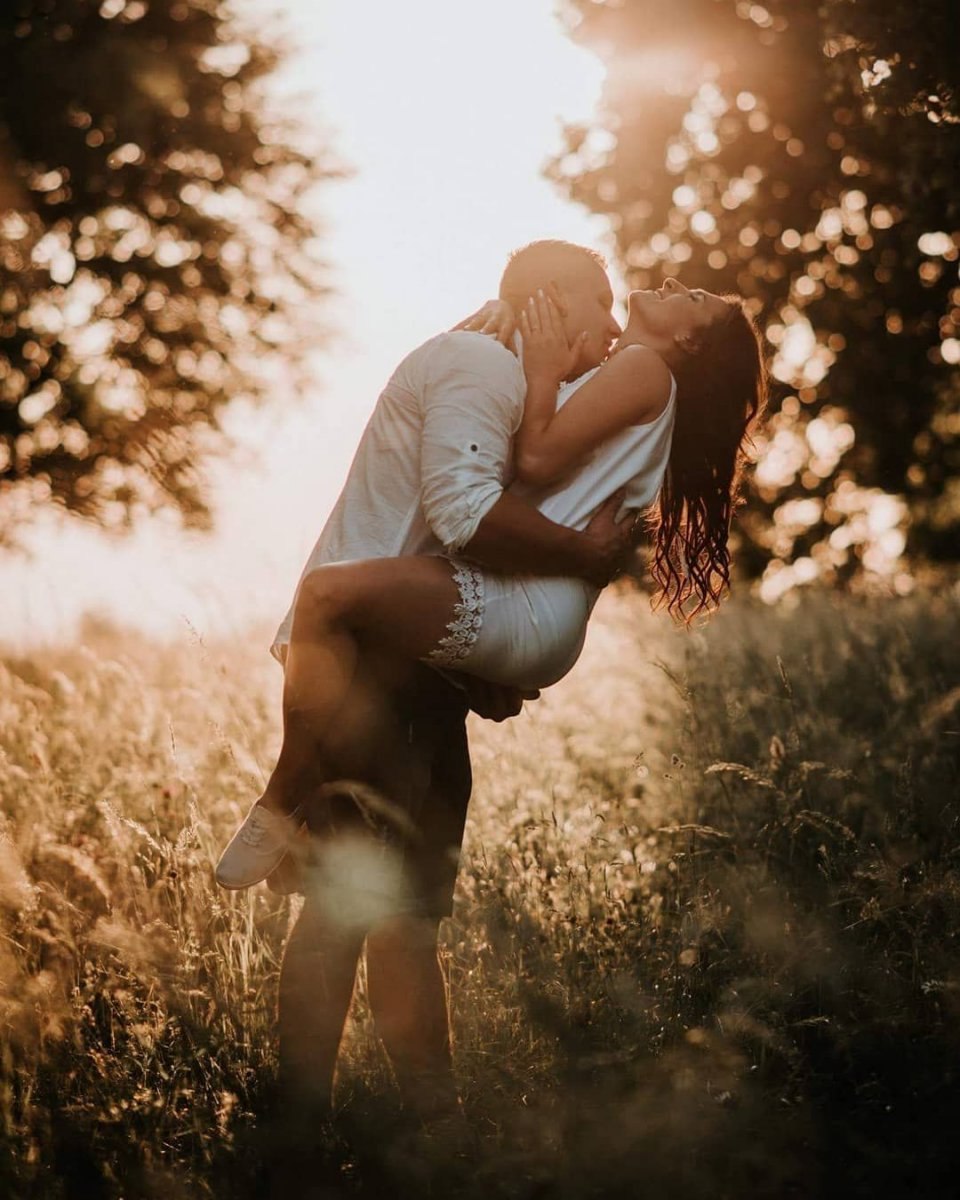 Un couple amoureux dans la nature